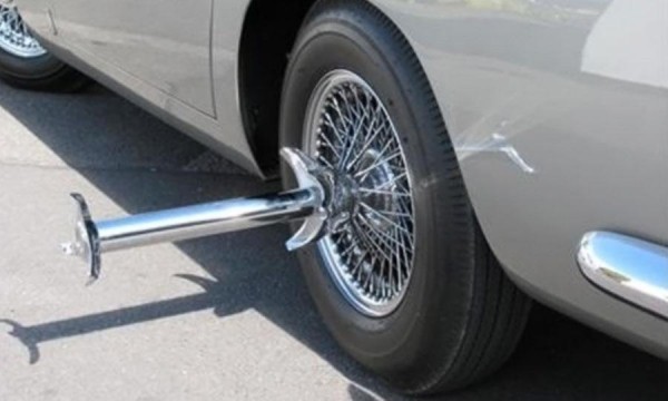 1964-Aston-Martin-DB5-James-Bond-for-sale-wheel-spike-blades[1].jpg