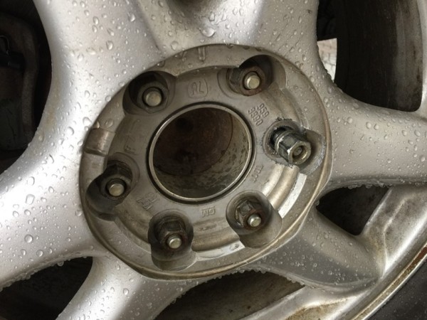 wheel stud broke.jpg
